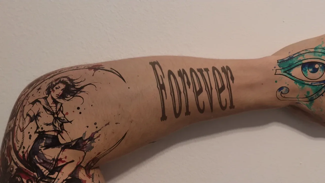 Das Wort "Forever" als Tattoo-Schriftzug auf einem Unterarm, in der Schrift Rye (Western-Stil)